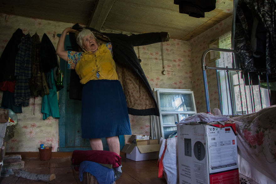 Photographer Olga Kouznetsova Captured 73-Year-Old Woman Living Alone On The Edge Of Civilization