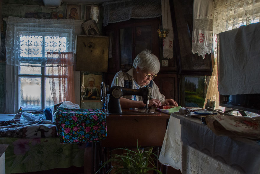 Photographer Olga Kouznetsova Captured 73-Year-Old Woman Living Alone On The Edge Of Civilization