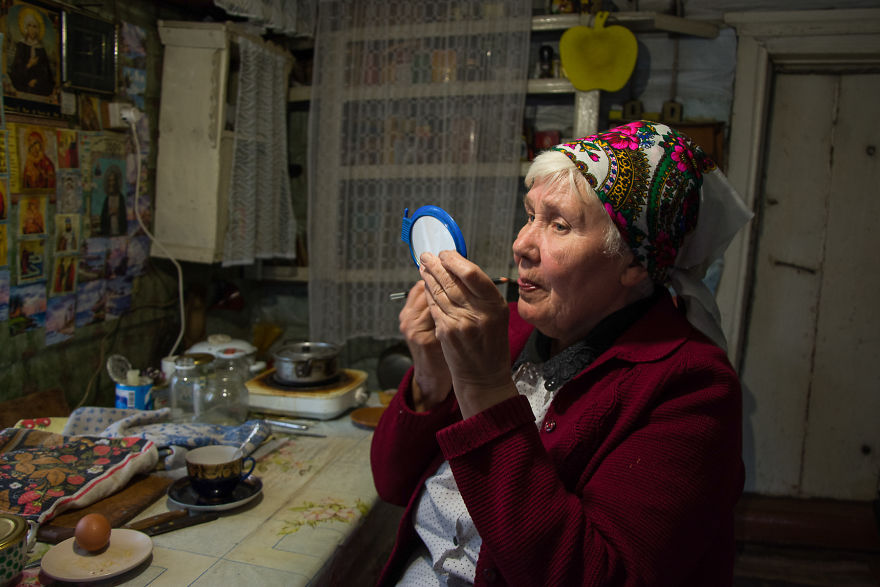 Photographer Olga Kouznetsova Captured 73-Year-Old Woman Living Alone On The Edge Of Civilization