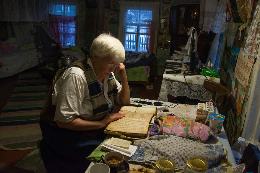 Photographer Olga Kouznetsova Captured 73-Year-Old Woman Living Alone On The Edge Of Civilization