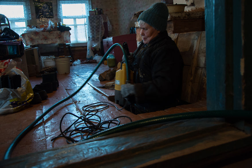 Photographer Olga Kouznetsova Captured 73-Year-Old Woman Living Alone On The Edge Of Civilization