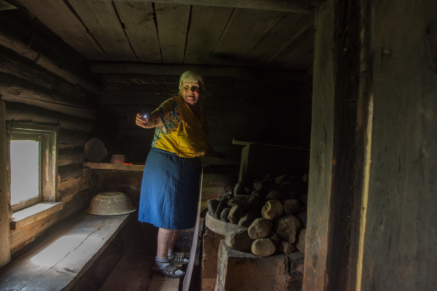 Photographer Olga Kouznetsova Captured 73-Year-Old Woman Living Alone On The Edge Of Civilization