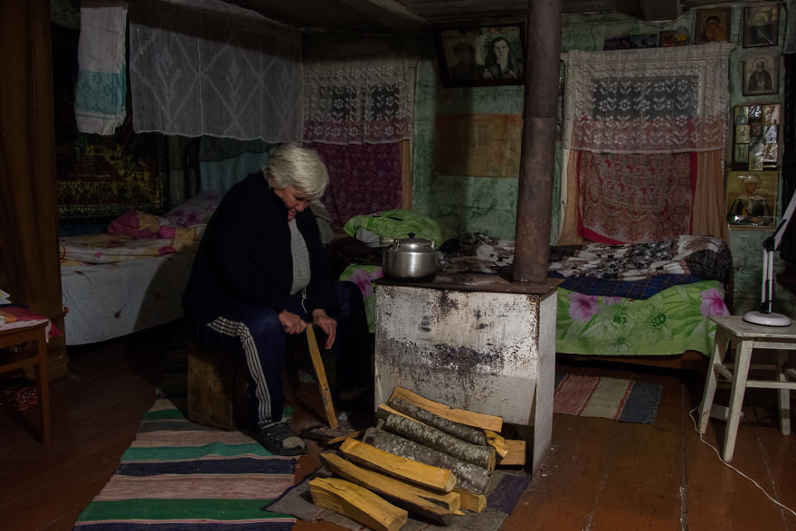 Photographer Olga Kouznetsova Captured 73-Year-Old Woman Living Alone On The Edge Of Civilization