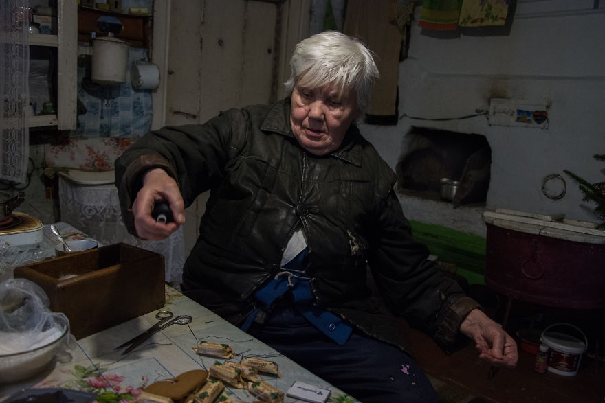 Photographer Olga Kouznetsova Captured 73-Year-Old Woman Living Alone On The Edge Of Civilization