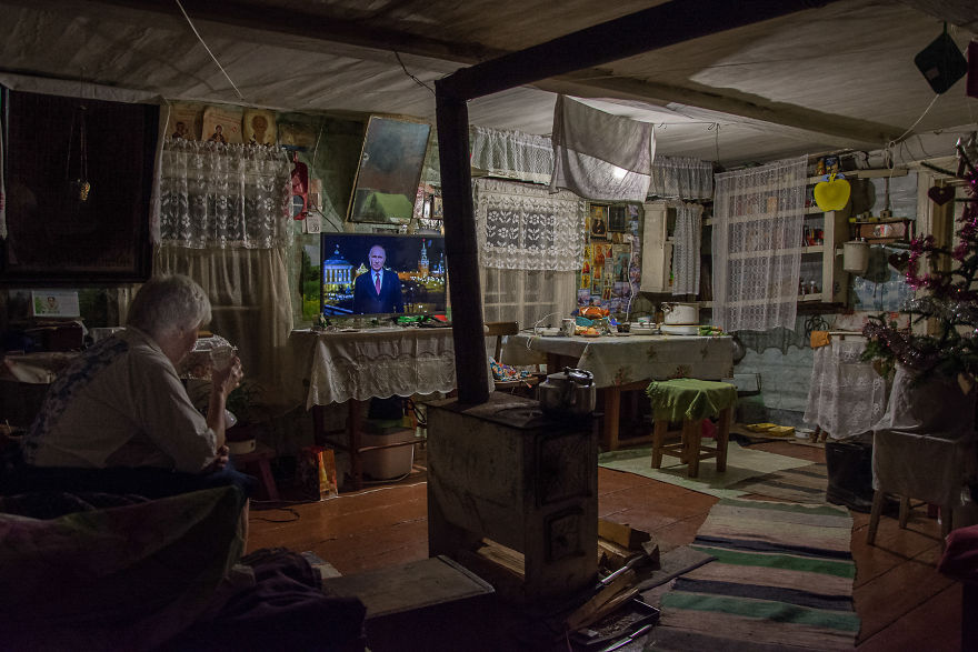 Photographer Olga Kouznetsova Captured 73-Year-Old Woman Living Alone On The Edge Of Civilization