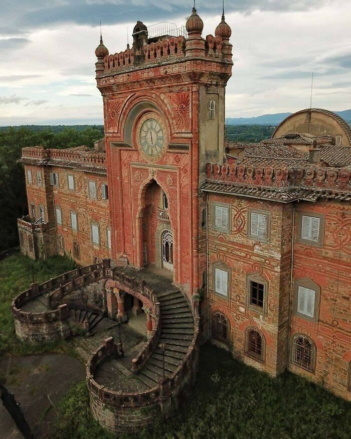 30 Abandoned Places Shared In This Facebook Group Will Take Your Breath Away