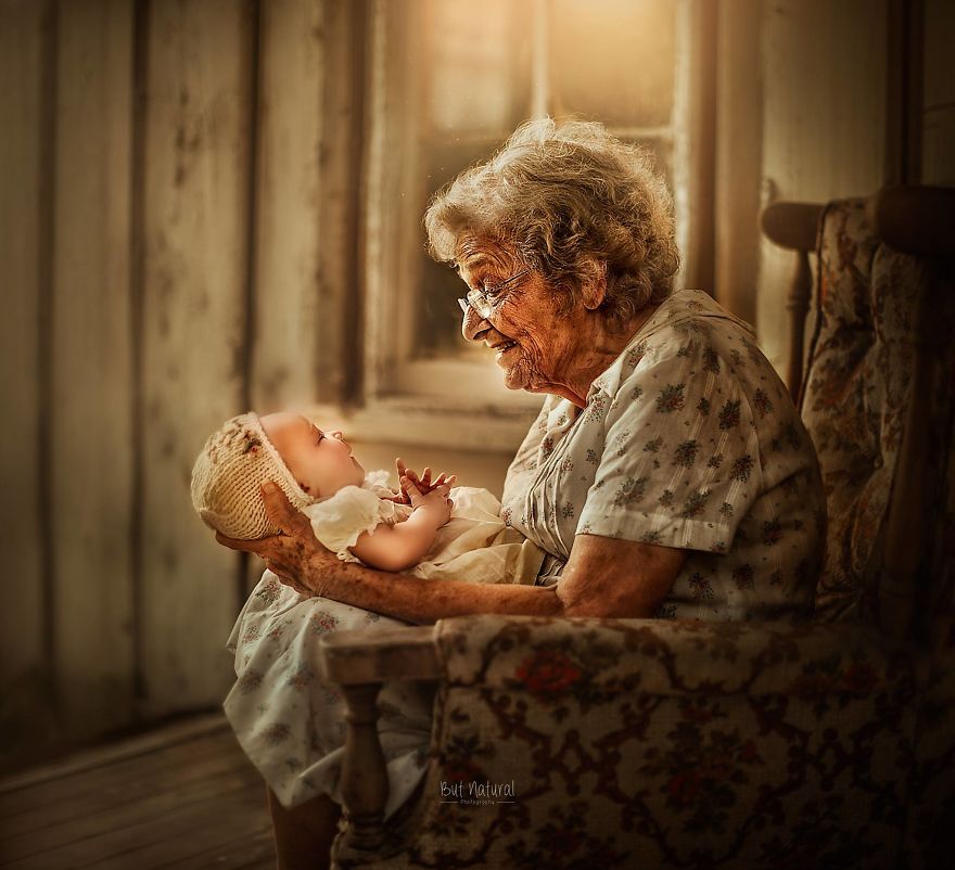 Photographer Sujata Setia Emotionally Captures Grandparents With Their Grandkids