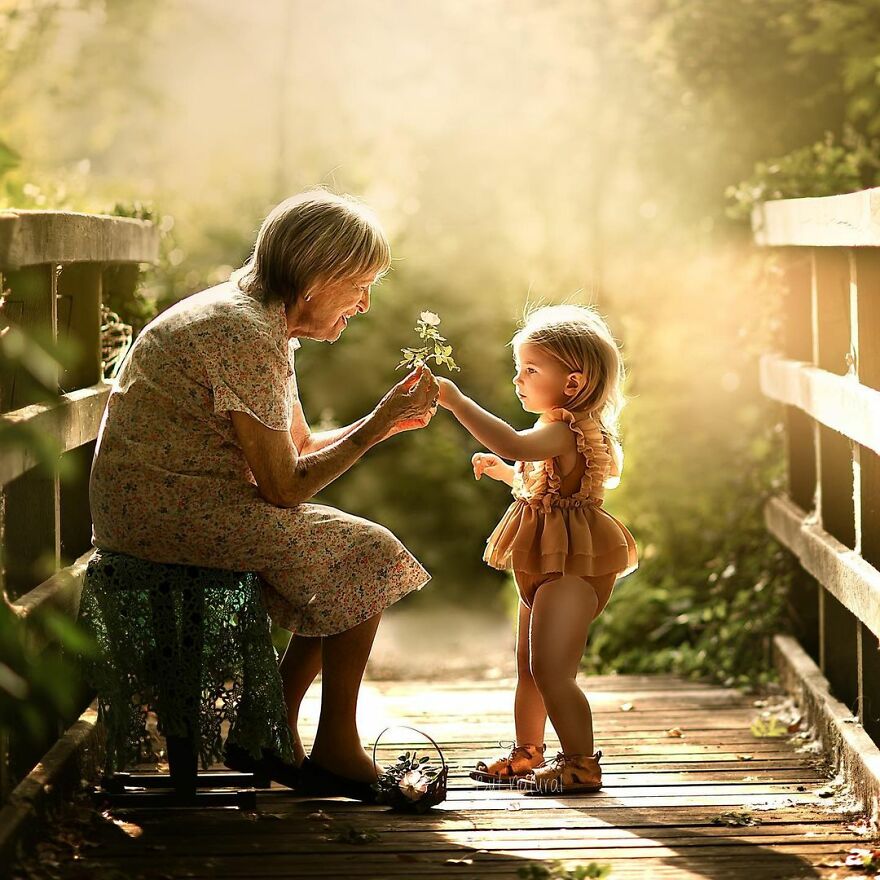 Photographer Sujata Setia Emotionally Captures Grandparents With Their Grandkids