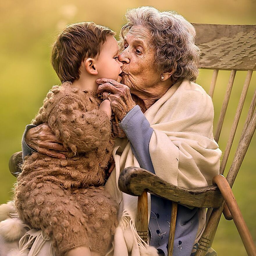 Photographer Sujata Setia Emotionally Captures Grandparents With Their Grandkids