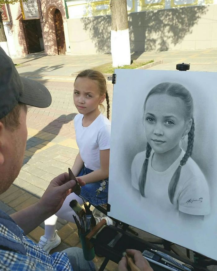 Russian Artist Nikolay Yarakhtin Amazingly Draws Realistic Portraits In Just One Hour