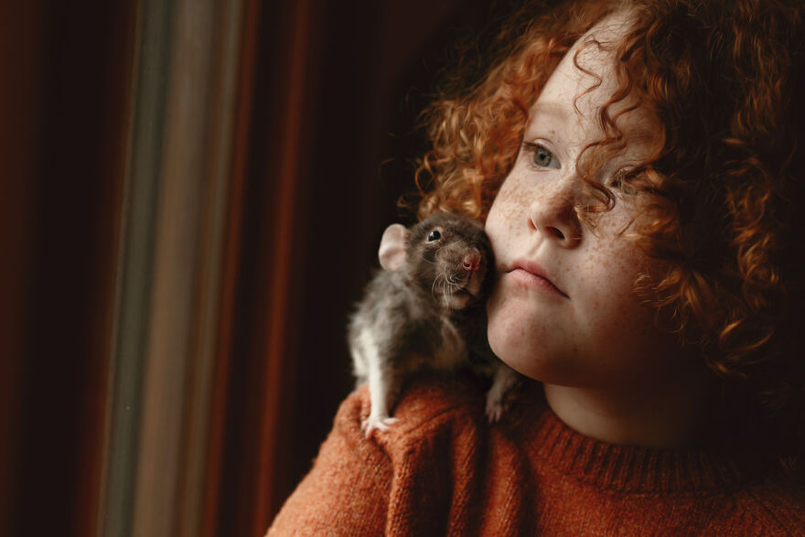 Adorable Photoshoot Of A Girl And Her Pet Rat