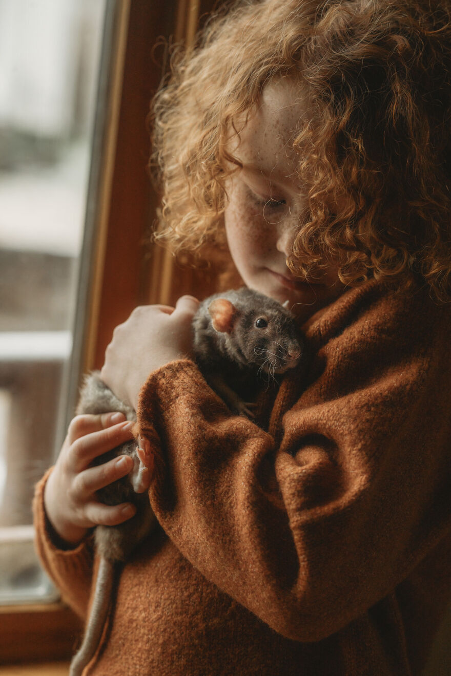 Adorable Photoshoot Of A Girl And Her Pet Rat