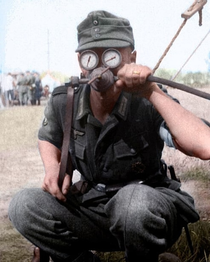 Colorizes Old Photos by Joel Bellviure