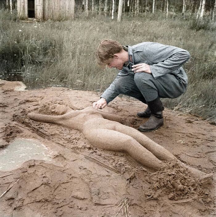 Colorizes Old Photos by Joel Bellviure