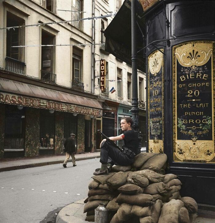 Colorizes Old Photos by Joel Bellviure