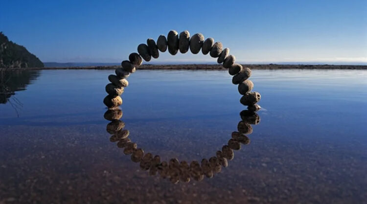 Environmental Artist Martin Hill Creates Stunning Reflective Circle Sculptures