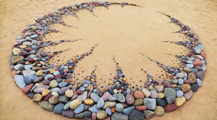 Environmental Artist Jon Foreman Creates Stunning Stone Mandalas By The Shore