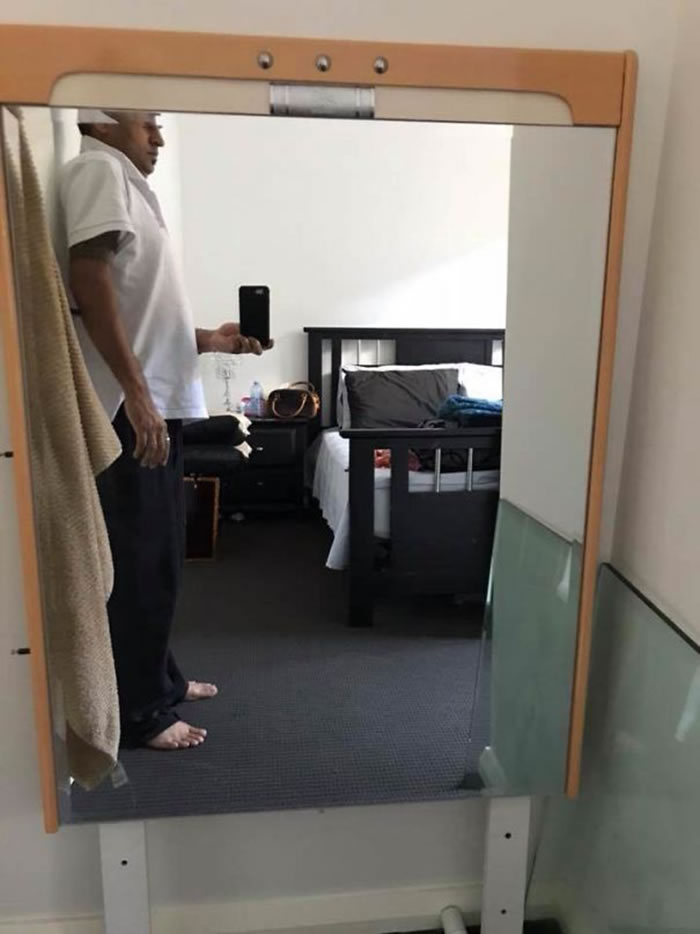 People Trying To Sell Mirrors