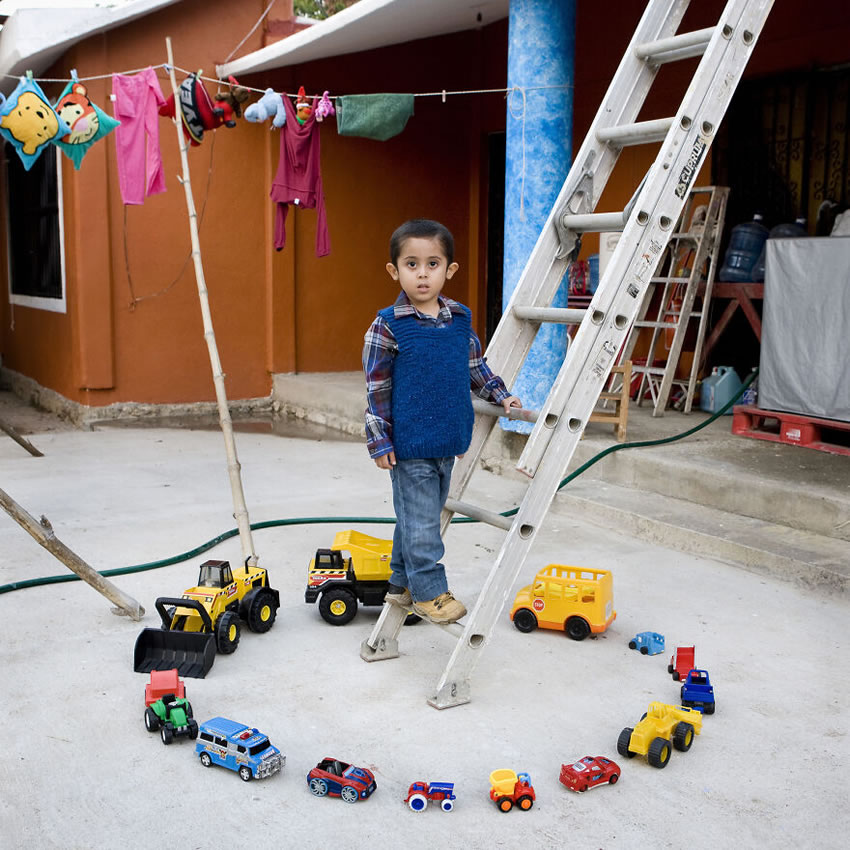 Toy Stories Children Photos By Gabriele Galimberti