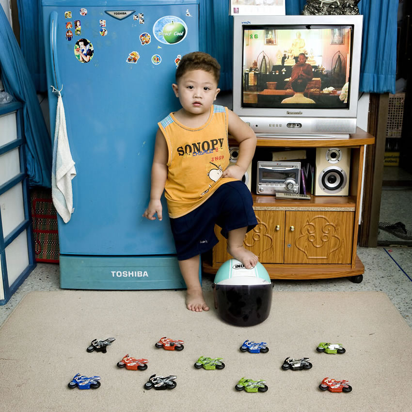 Toy Stories Children Photos By Gabriele Galimberti