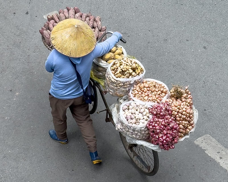 Street Photos Of Fruit Merchants In Hanoi by Trung Dong