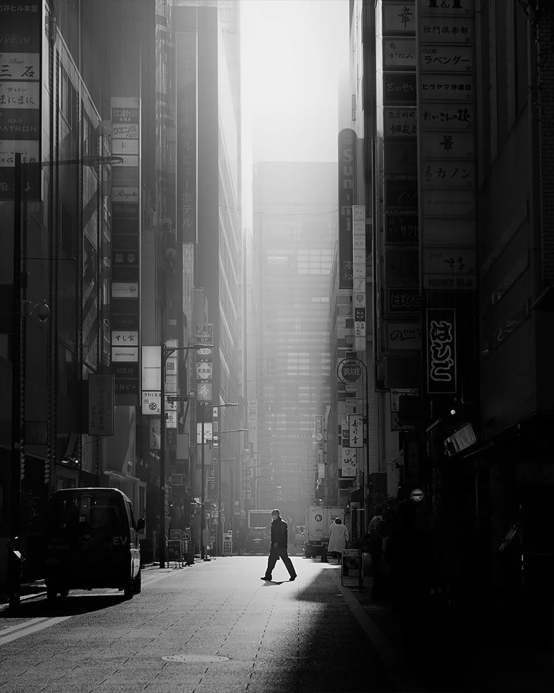 Captivating Street Photos In Black And White By Taka Hiro