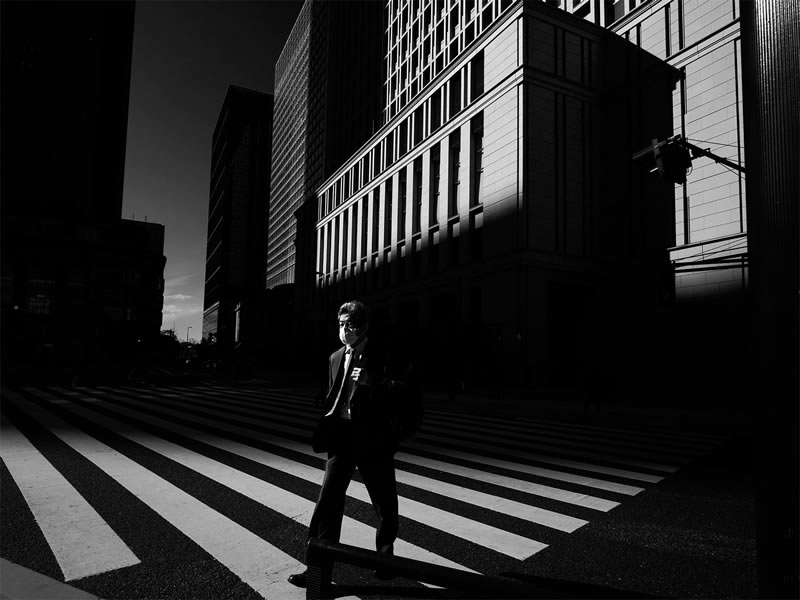 Captivating Street Photos In Black And White By Taka Hiro