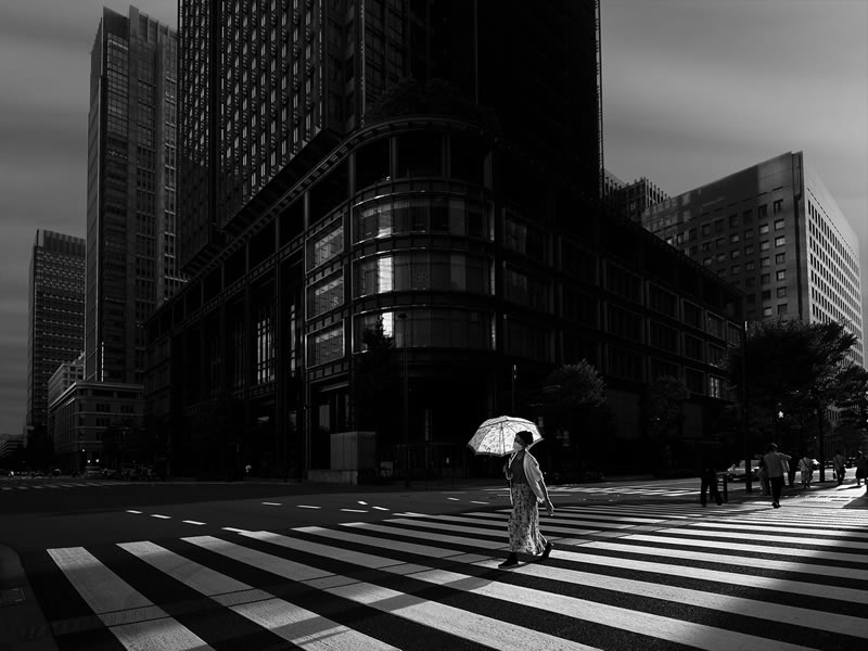 Captivating Street Photos In Black And White By Taka Hiro