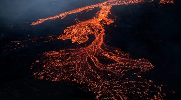 Breathtaking Photos Of The Icelandic Eruption By Tobias Hagg