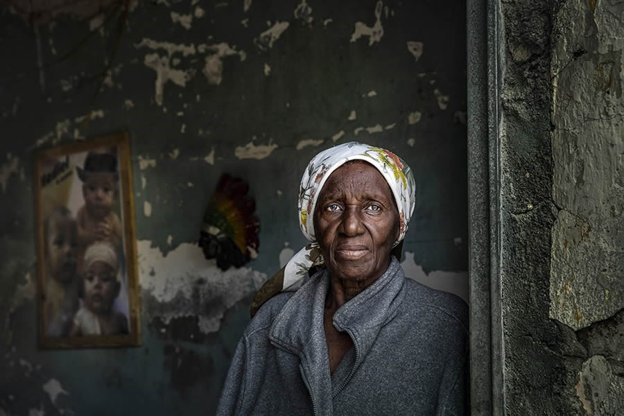 Environmental Portraits by Turkish Photographer Fatma Gok Salt