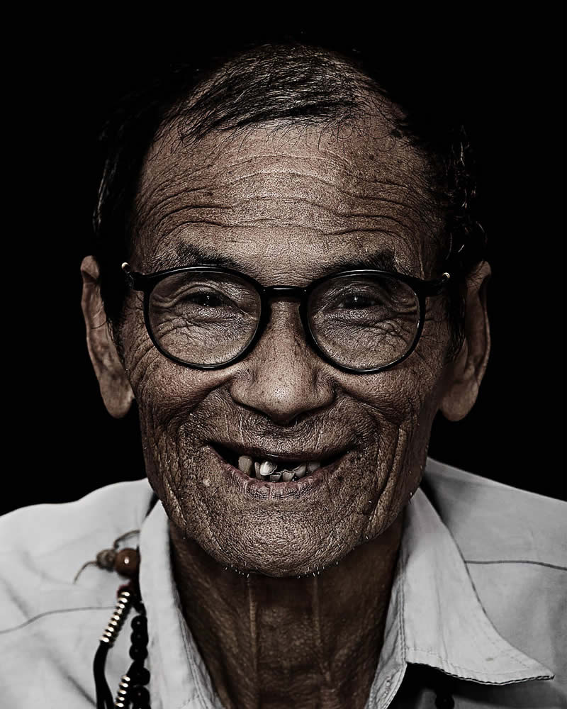 Diaspora Smile Portraits of Tibetans in Exile by Bhanuwat Jittivuthikarn