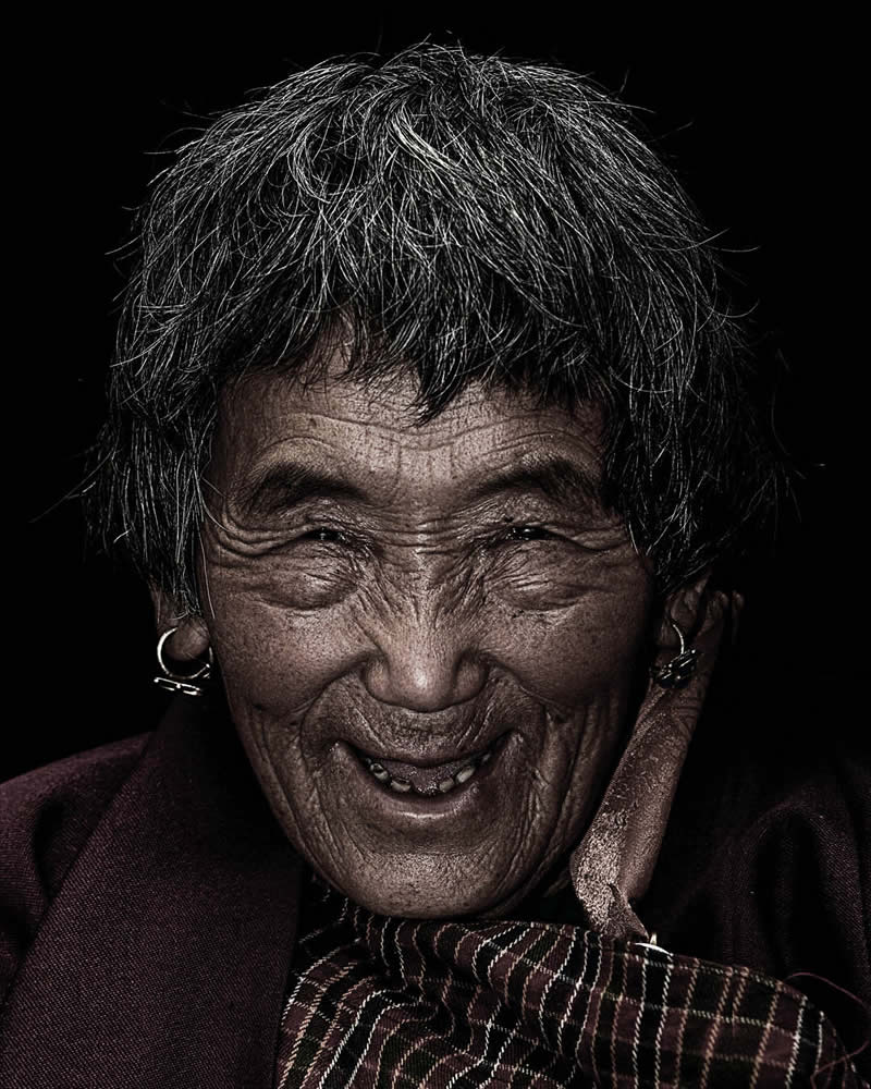 Diaspora Smile Portraits of Tibetans in Exile by Bhanuwat Jittivuthikarn