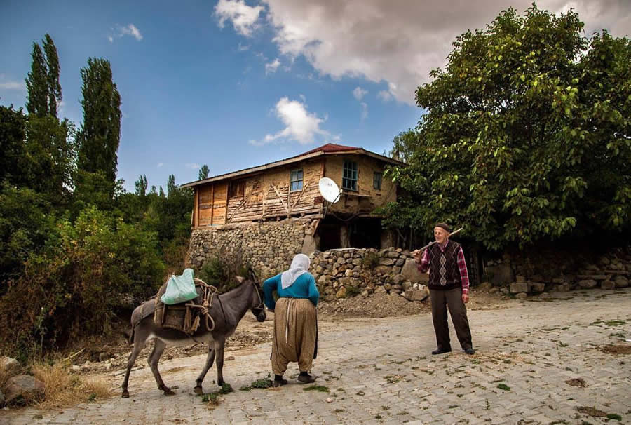 Everyday Life Of Turkey Photography by Ibrahim Aysundu