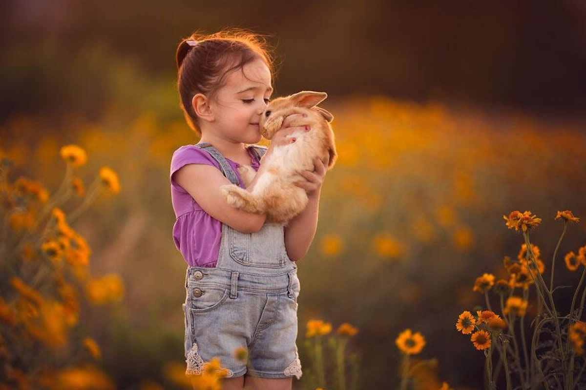 Magical Bond Between Children and Animals Captured by Lisa Holloway